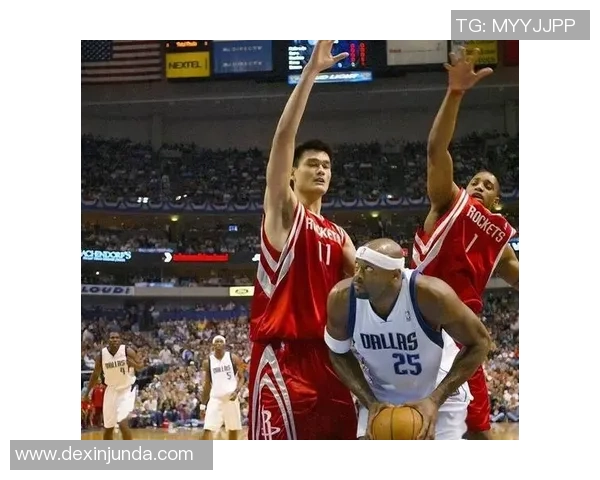 姚明在NBA赛场上演惊天一扣震撼全场的经典时刻回顾