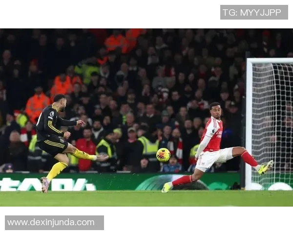 英超激战：里昂绝杀曼城引发争议判罚全场沸腾