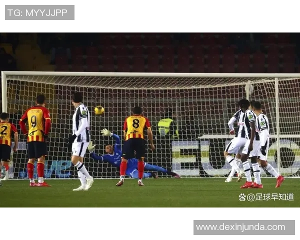 足总杯精彩对决那不勒斯与巴黎圣日耳曼战平争议判罚引发全场热议