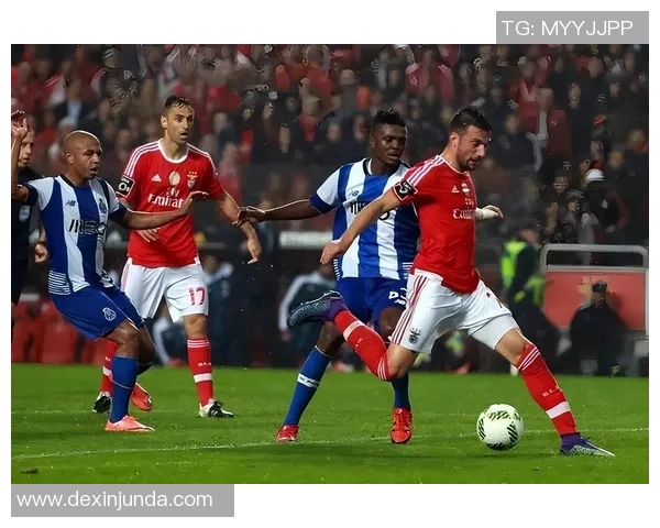 本菲卡与波尔图友谊赛激战成3-2乌龙球成比赛转折点引发热烈讨论 本菲卡与波尔图友谊赛激战成3-2乌龙球成比赛转折点引发热烈讨论