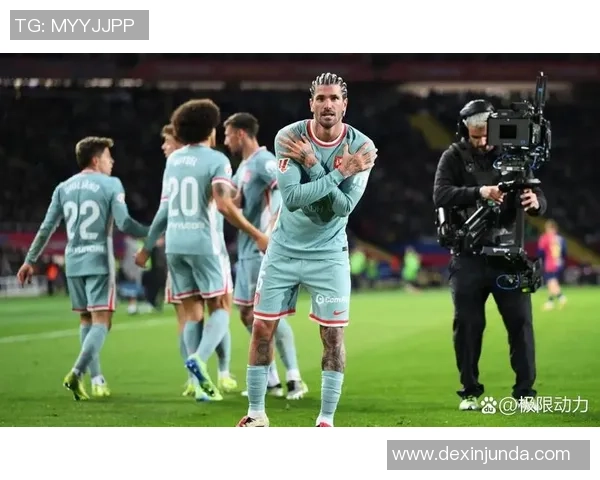 意甲焦点战里昂逆转本菲卡绝杀瞬间引发争议判罚全场沸腾